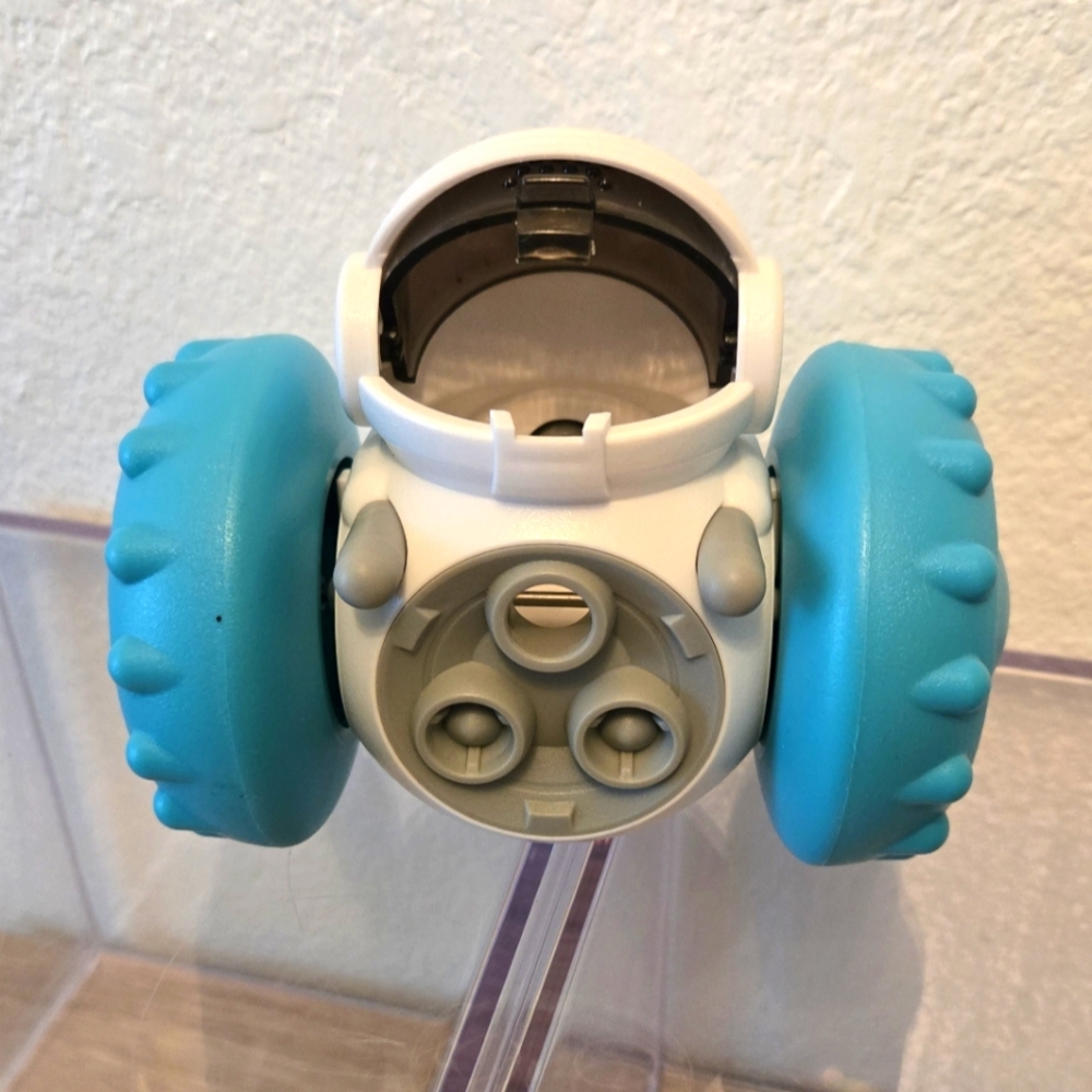 Pet small treats Dispenser / Wheeled Toy